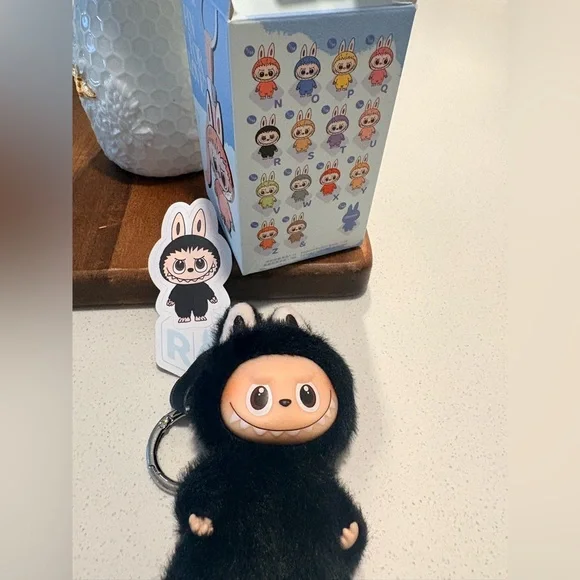 Labubu Pin For Love - R - Picture 3 of 3